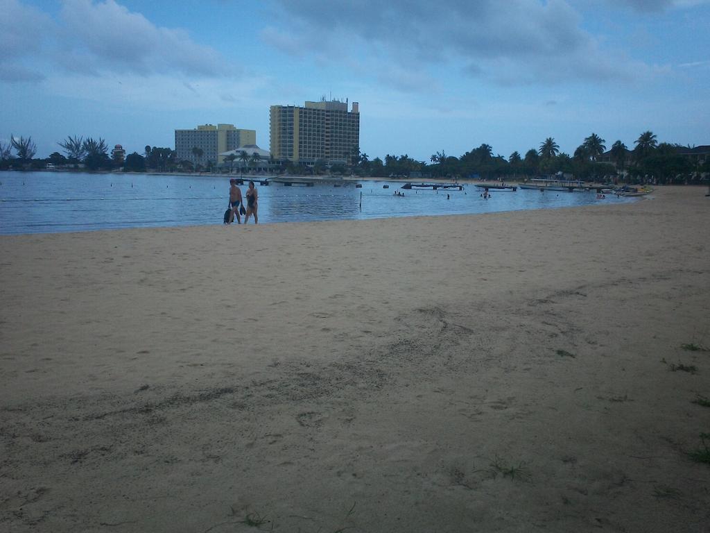 Turtle Towers Apartment Ocho Rios Luaran gambar